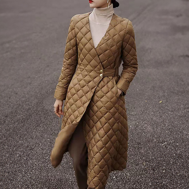 Chichills 女款大尺碼裹身式羽絨絎縫長版大衣 01304 T