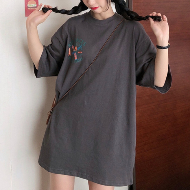 Andaromi 女款空氣感蕾絲大尺碼寬鬆版印花長版T恤