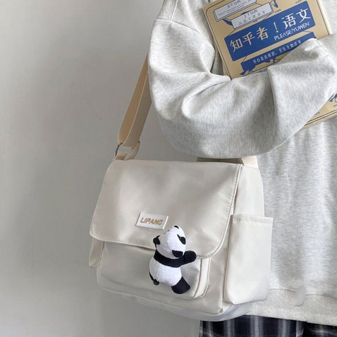 Chichills Ellumare 側邊口袋翻蓋斜揹包 11757, 白色