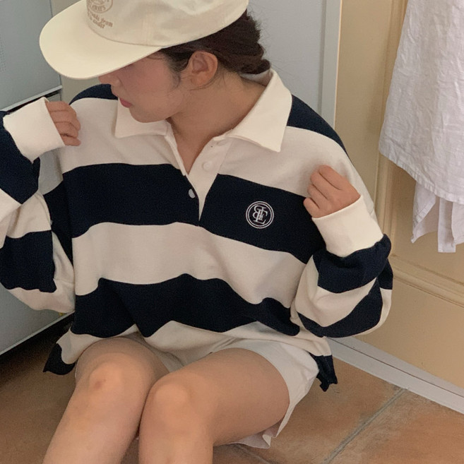 럽스 오블 스트라이프 자수 카라 맨투맨 티셔츠