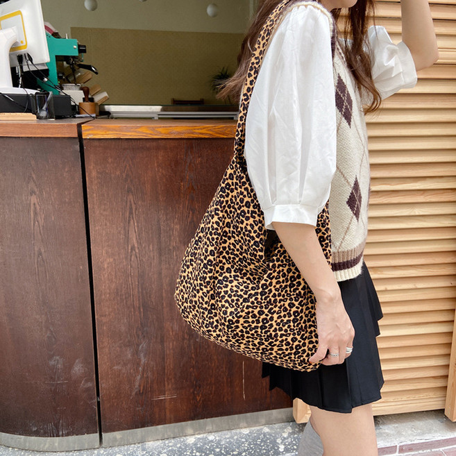 Elsso 女性虎紋豹紋嘻哈風肩背斜揹包