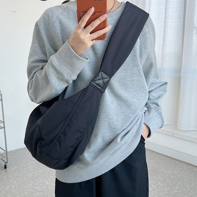 Elsso 輕量尼龍半月形大容量日常斜揹包, 黑色