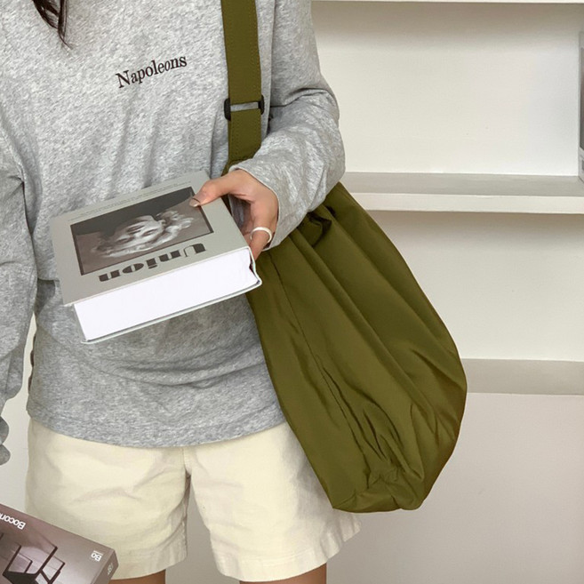 女用抽繩帆布肩揹包