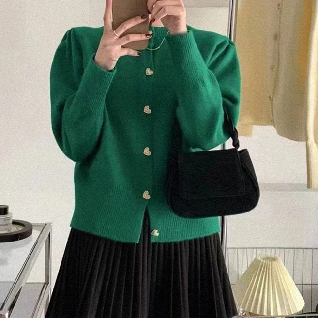 MarketA 女款愛心扣圓領針織衫