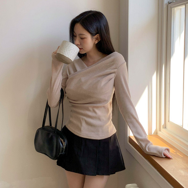 시크블랙 여성용 엔리느 셔링 랩 스타일 브이넥 니트티 cpnt6133k61