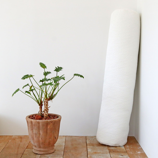 누블 피그먼트 워싱 와플 순면 원형 롱쿠션 솜포함, 화이트