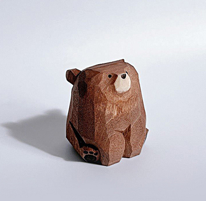 홈플로우 책상 위 멀뚱멀뚱 앉아있는 귀여운 곰돌이 조각상, 갈색곰