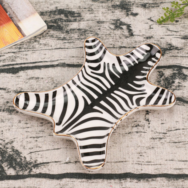 레오파드패턴 쥬얼리 트레이 블랙