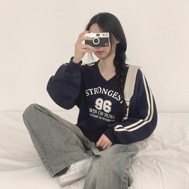 위드후이린 버트 브이넥 두줄 오버핏 맨투맨