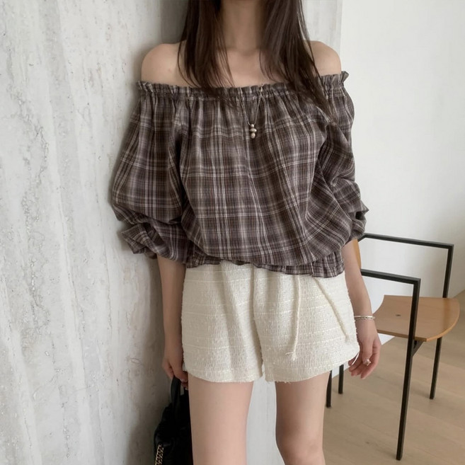 비비에모 블룸 러블리 체크 오프숄더 블라우스 11540