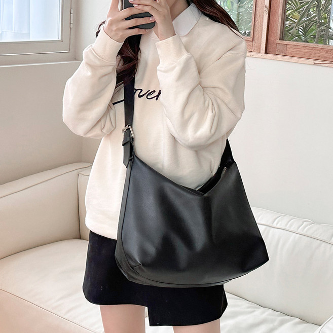 FROM HEAVEN Cashif Hobo 斜揹包 C594, 黑色