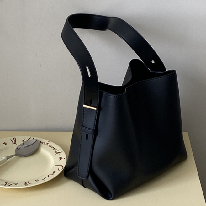 피어니스트 투웨이 버클 스트랩 버킷 숄더백