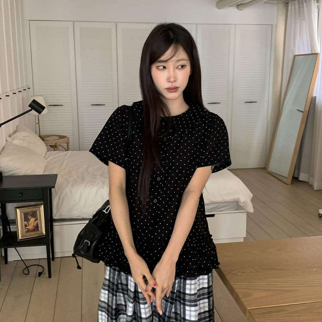 시크블랙 아리드 오버핏 도트 카라 프릴 블라우스 cpnb3336c5c