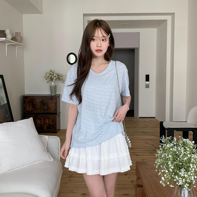 시크블랙 여성용 쿠라후 루즈핏 브이넥 스트라이프 반팔 티셔츠 cpt17661k63