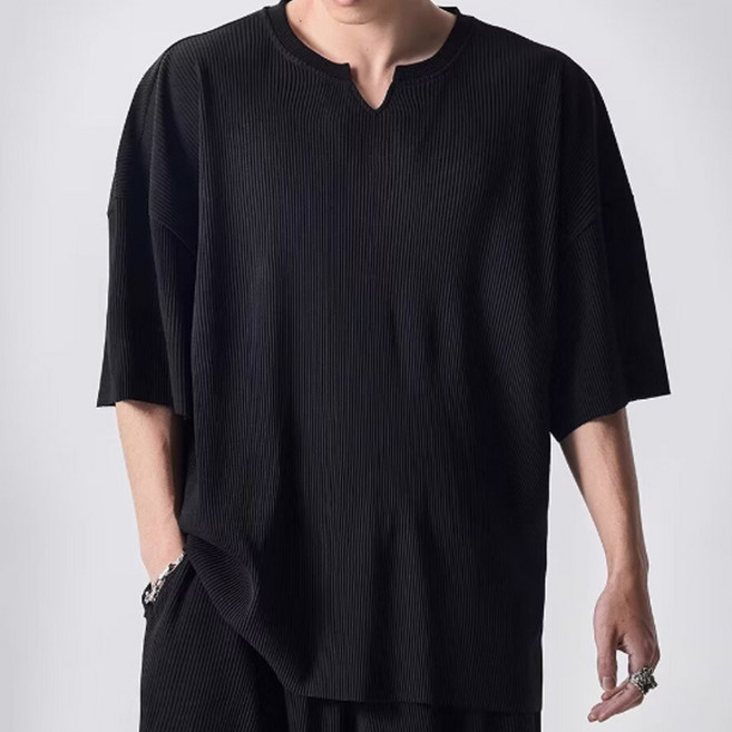 男款DM V領細紋圖案短袖T恤