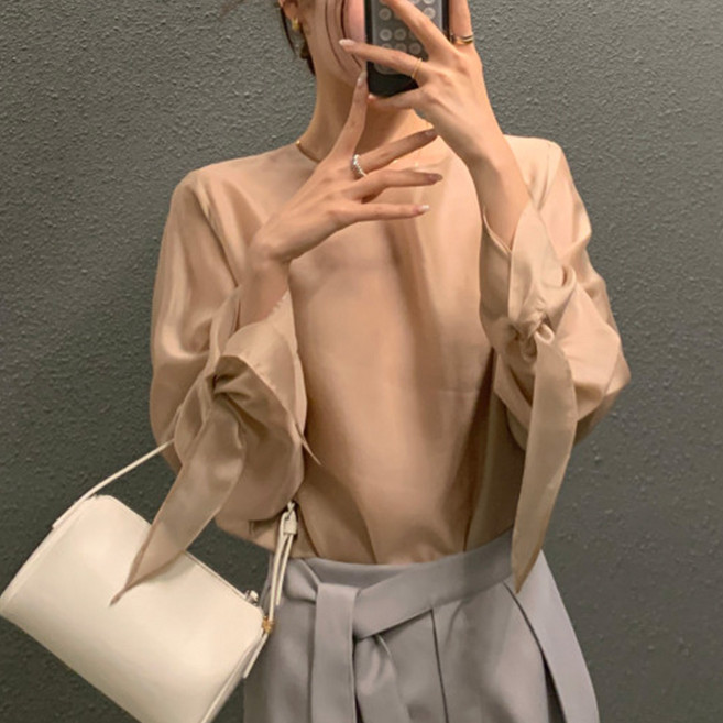 비비에모 엘리샤 페미닌 플립 매듭 블라우스 11025