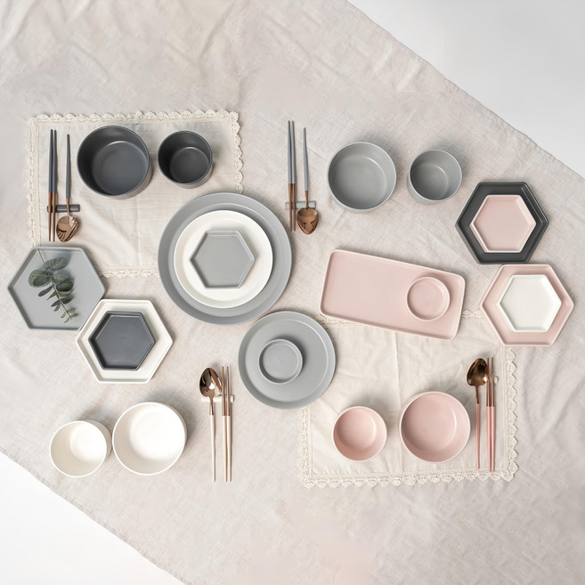 SSUEIM maribel 4人陶瓷餐具組, 4個飯碗 + 4個湯碗 + 4個匙筷架 + 2個醬料碟 + 大圓盤 + 2個小圓盤 + 4個小六角盤 + 4個中六角盤 + 長方盤, 奶油白+淺粉色+藍灰色+木炭黑色, 1組