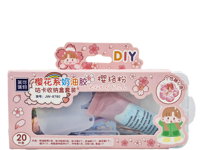 菜可集物 DIY櫻花系奶油膠咕卡收納盒套裝 JW-8780 特油膠帶 + 咕卡貼紙 5張 + 咕卡牌 2個 + 奶油膠 + 裱花嘴 + 鑷子 + 樹脂裝飾配件 6個 + 中性筆 + 閃粉 + 筆盒 3歲以上, 菜小可瓔珞粉系列, 1盒