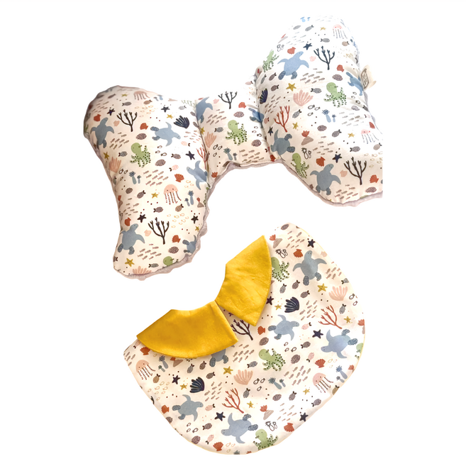 Lianne Baby 梨安舞兜小裁縫 彌月禮盒2件組 豆絨蝴蝶枕 + 紳士領兜 + 包裝紙盒 + 緞帶 + 祝賀小卡 + 運送保護外盒 600g, 海龜歡樂朋友 藍綠色, 1組