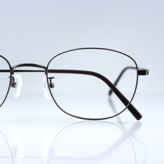 깃털을 쓴듯한 가벼움 초경량 에어티타늄 안경테 브라운 색상