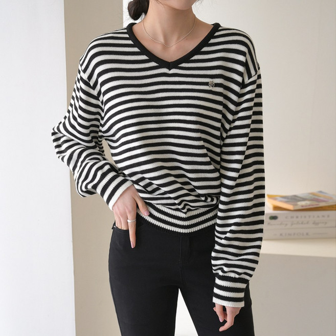 데일리앤 수플레 브이넥 와펜 팬던트 여성 스트라이프 니트 티 봄 가을