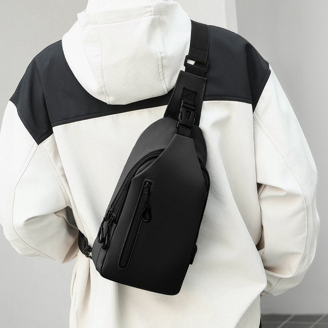 가벼운 5단수납 남성 슬링백 로버 여행용 방수 USB연결 크로스백