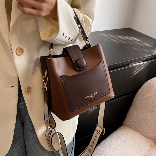 에쥬아 캐주얼 숄더 버킷백 버튼 가죽 숄더백 스퀘어 크로스백