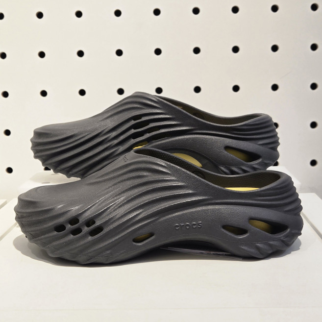 크록스 정품 남녀공용 에코 웨이브 클로그 210521 (블랙 샌드 색상) 푹신한 쿠션감과 매력적인 디자인이 포인트! 편안하고 가벼워요