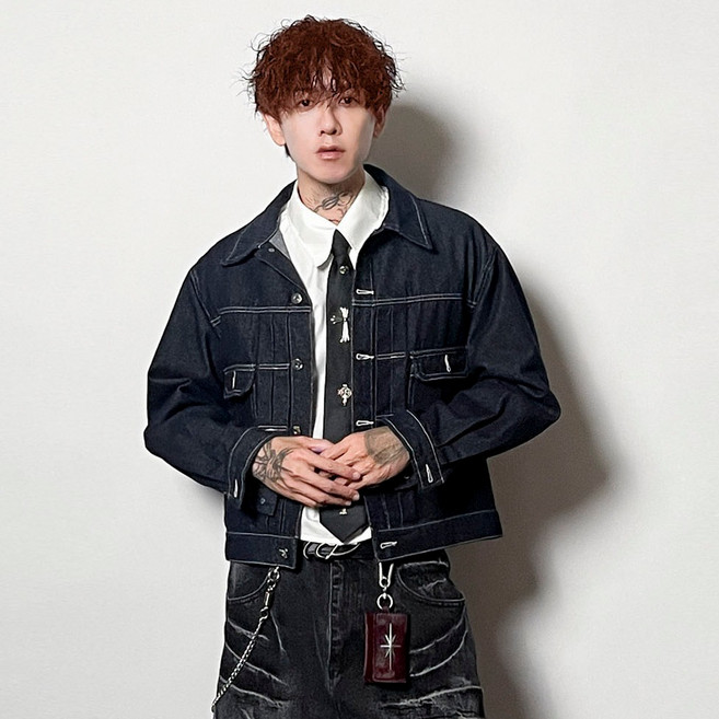 Boxy Fit 方塊短寬版硬挺單寧夾克