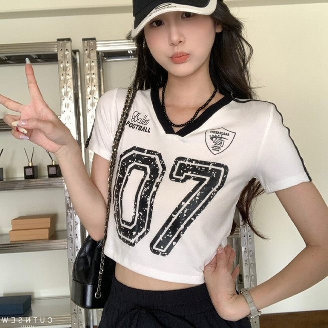 CUTNSEW 運動風V領短版合身Tee