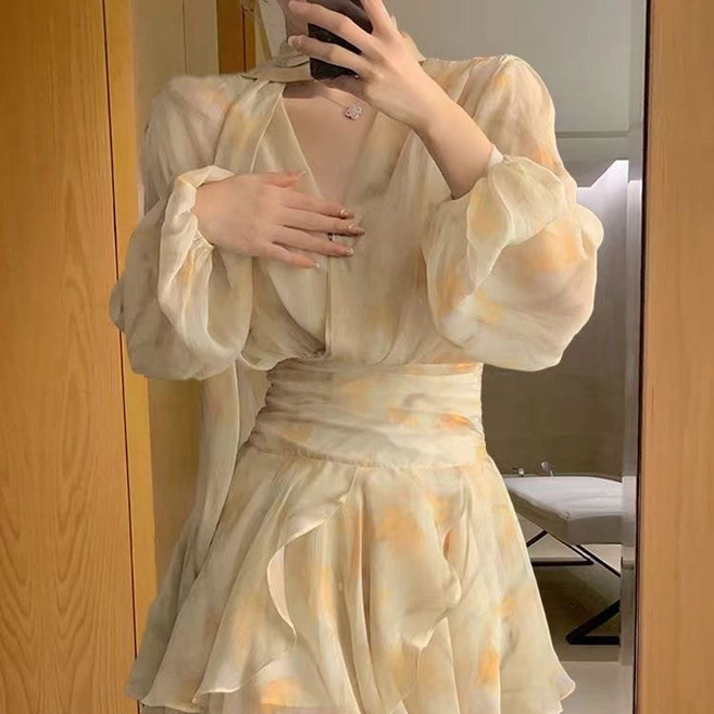 여성 브이넥 쉬폰 미니 원피스 여성 플로랄 러플 미니 드레스 슬림 허리 비대칭 롱 리본 원피스 여신룩 LT