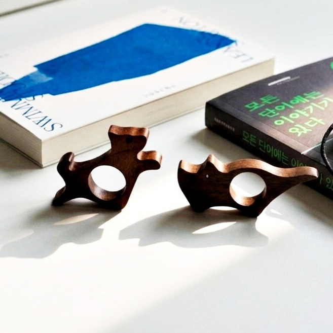 트리뷰샵 원목독서링 책좋아하는사람선물 손가락책갈피 책잡이 엄지북홀더 우드 나무 고양이 강아지, 웜월넛 강아지