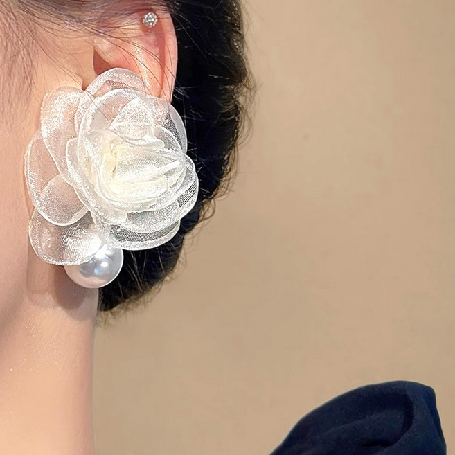 아이루리 왕진주 하얀 꽃 스터드 귀걸이 은침 러블리 플라워 포인트 우아한 하객 주얼리