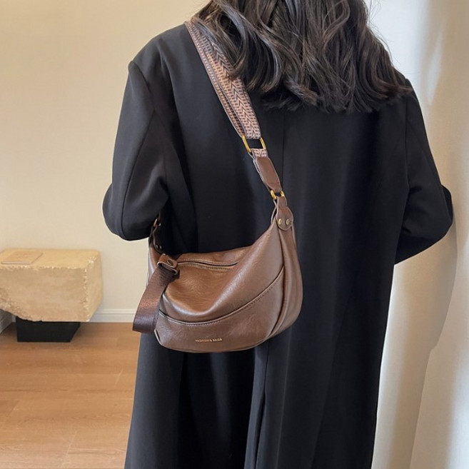 皮革 側背包 軟皮半月包 女生斜背包, B款-咖色