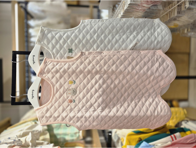 동아쇼핑점 아가방 #따뜻한겨울나기# 유아 공용 무형광 수면조끼 배앓이방지/꿀잠보장 뒤척임없이포근하게/ 토끼 곰돌이자수 부드러운 이중지조끼/ 포포수면조끼