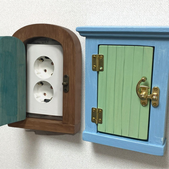 빛내는 사람들 원목 콘센트 스위치 가리개 커버 인테리어 소품 집들이 선물, 콘센트 케이스 ( 크롬 그린 + 레드 도어 ), 1개