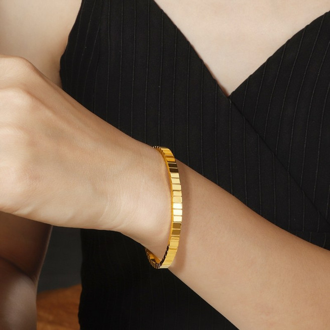 Youmi 18K 도금 모던 기하학 타원형 뱅글 QP10