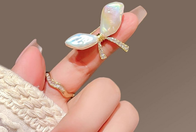 NXNA 도금 14k 바로크 진주 리본 브로치 고급스럽고 여성스러운 작은 브로치 스타일 옷핀 노출 방지 액세서리 XYL-XZ002