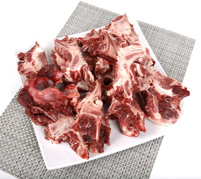 한우잡뼈 뽀얀 국물 보양식 국거리 곰탕용 소뼈 2kg 트레이, 1