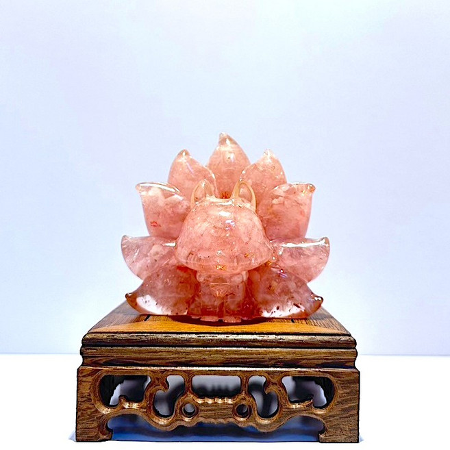 轉轉運 粉晶九尾狐擺件，開光晶石能量，提升姻緣異性緣，附贈雕花底座, 開光粉水晶九尾狐(好姻緣，改善異性緣),皆附贈一個方形雕花底座