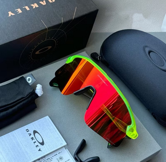 OAKLEY 螢光綠運動太陽眼鏡