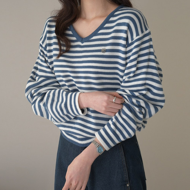 데일리앤 수플레 브이넥 와펜 팬던트 여성 스트라이프 니트 티 봄 가을