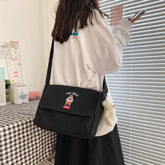 빅무드 데일리 곰돌이 자수 숄더 크로스백 노트북 아이패드 수납