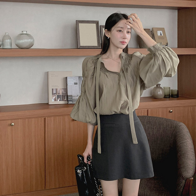 떳다그녀 올리비안 텐셀 실키 셔링 타이 러블리 하객룩 브이넥 벌룬소매 시스루 오버핏 볼륨 블라우스