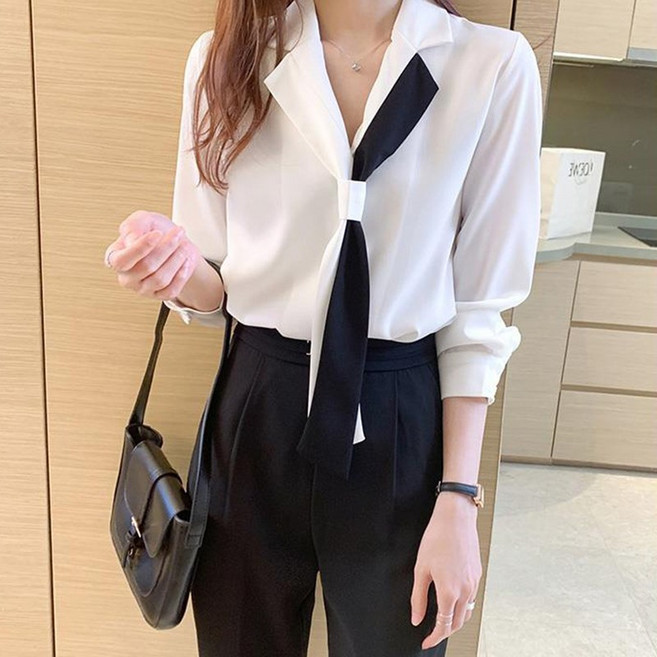 비보뉴 여성 시폰 블라우스 오피스룩 V넥 슬림핏 화이트 블랙 컬러대비 세련된 디자인