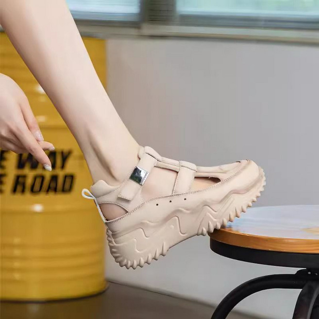 COSYEVNO 앞막힌 펀칭 샌들 통굽 스포츠 샌들