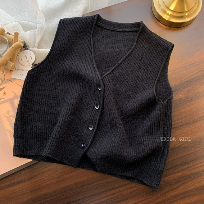 《杜達女孩》歐膩疊穿公式 浣熊絨V領針織馬甲背心 秋冬坑條開襟 女