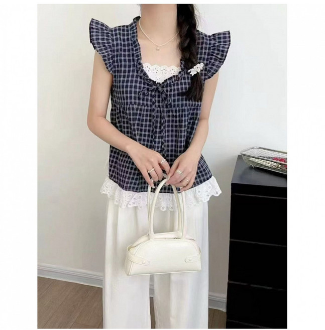 여성 레이스 체크 나시 블라우스 프릴 리본 펀칭 배색 루즈핏 민소매 셔츠 여름 데이트룩 귀여운 빈티지 상의 뷔스티에 스타일 레이어드 코디 핀턱 셔링 가벼운 외출룩 러블리 페미닌