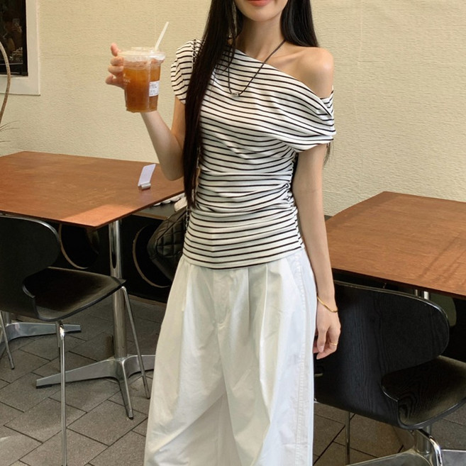 더그랜 여성 오프숄더 셔링 스트라이프 슬림핏 반팔 티셔츠