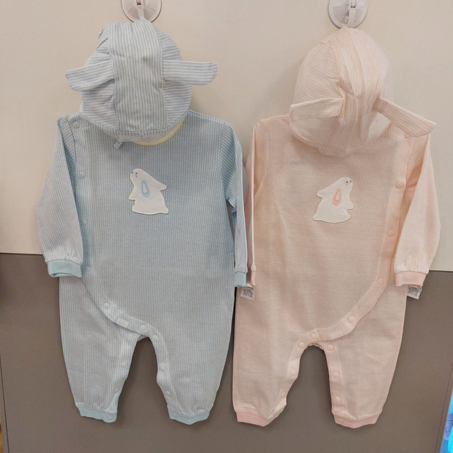 압소바 면100%로 촉감이 좋고 모자가 포함된 이쁜 유아 우주복